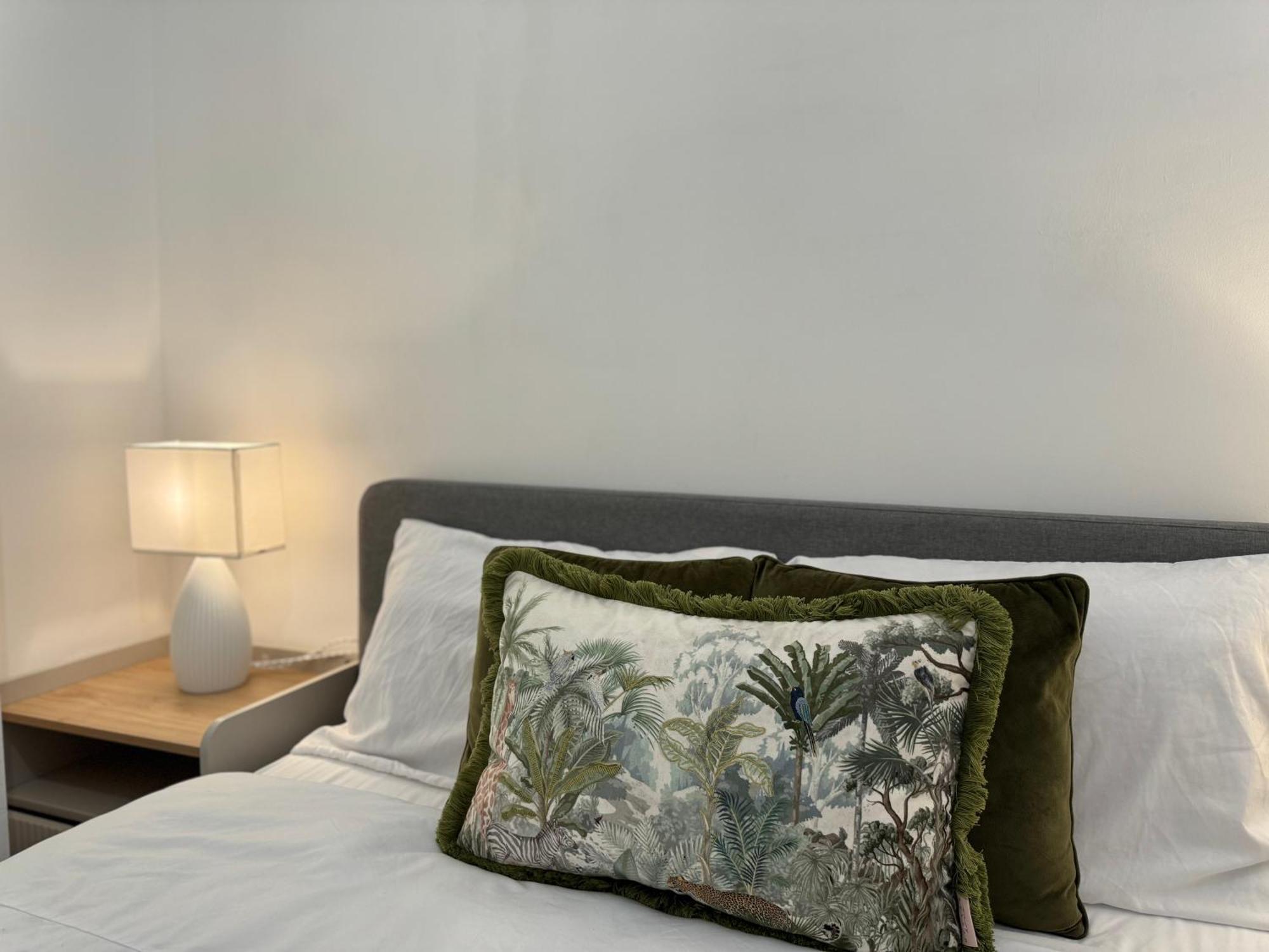 Holiday Home 2Br L 2Ba With Patio-Sleep 6 Лондон Екстер'єр фото